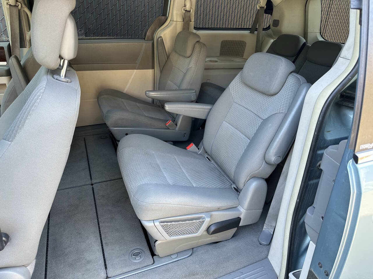 Used 2010 Chrysler Town & Country Touring image 12