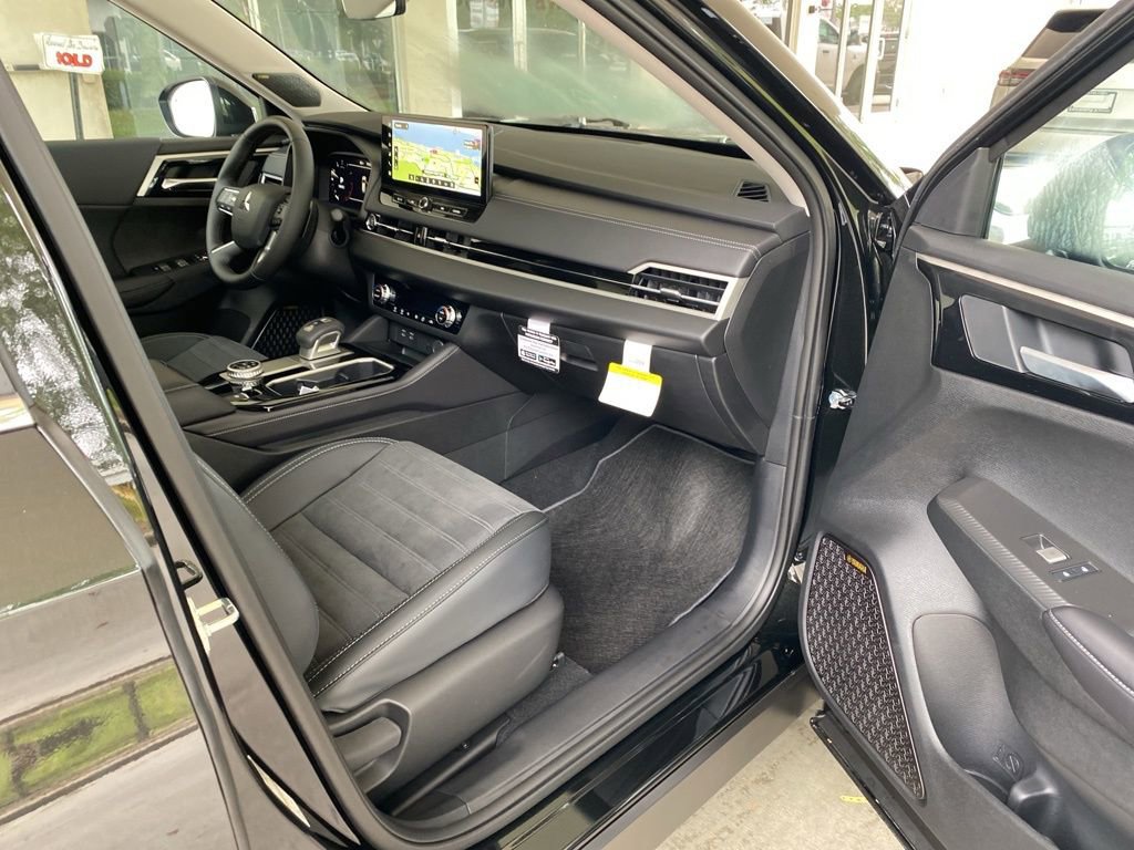 New 2025 Mitsubishi Outlander SE image 24