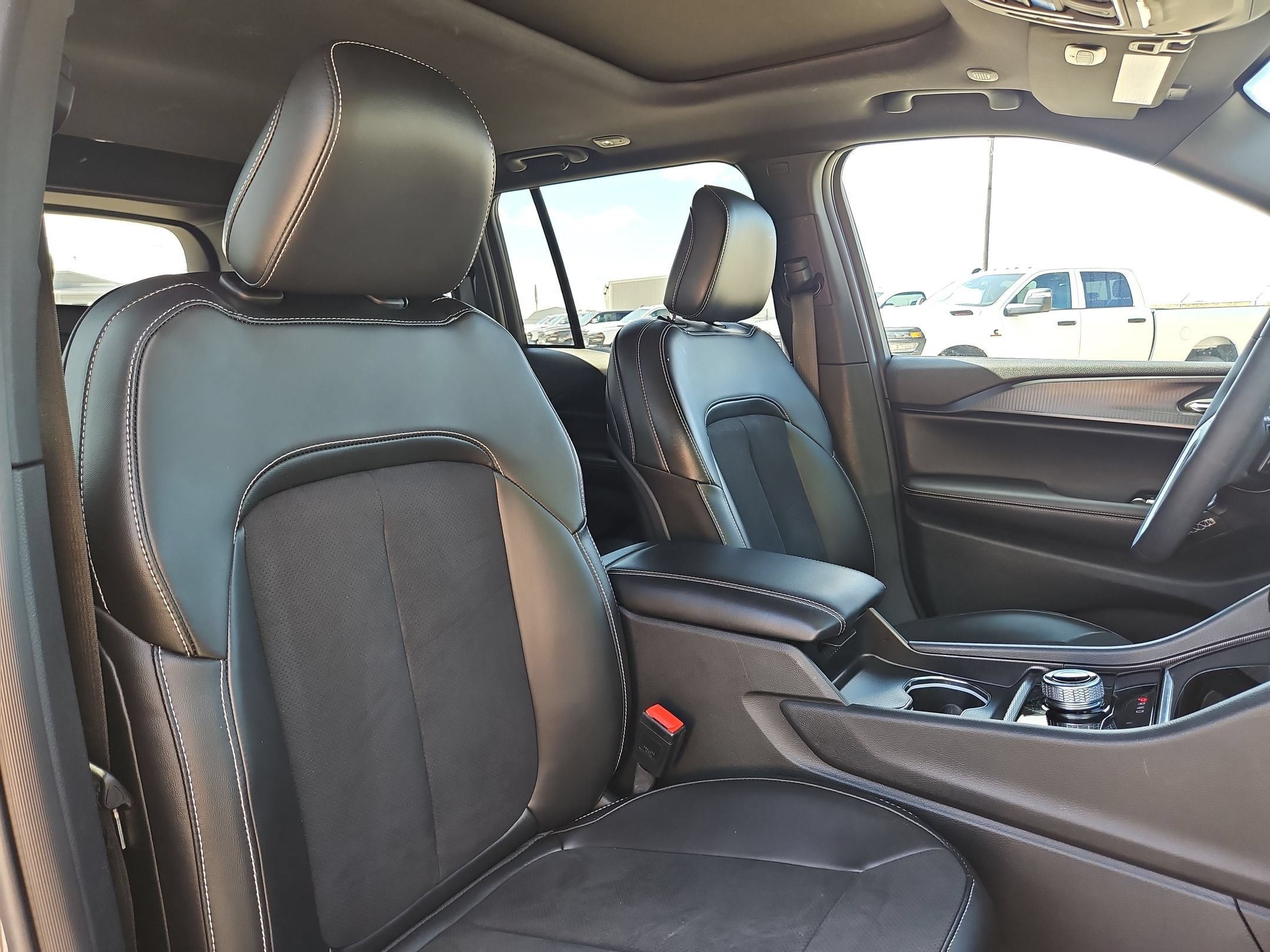 Used 2025 Jeep Grand Cherokee Laredo RWD image 30