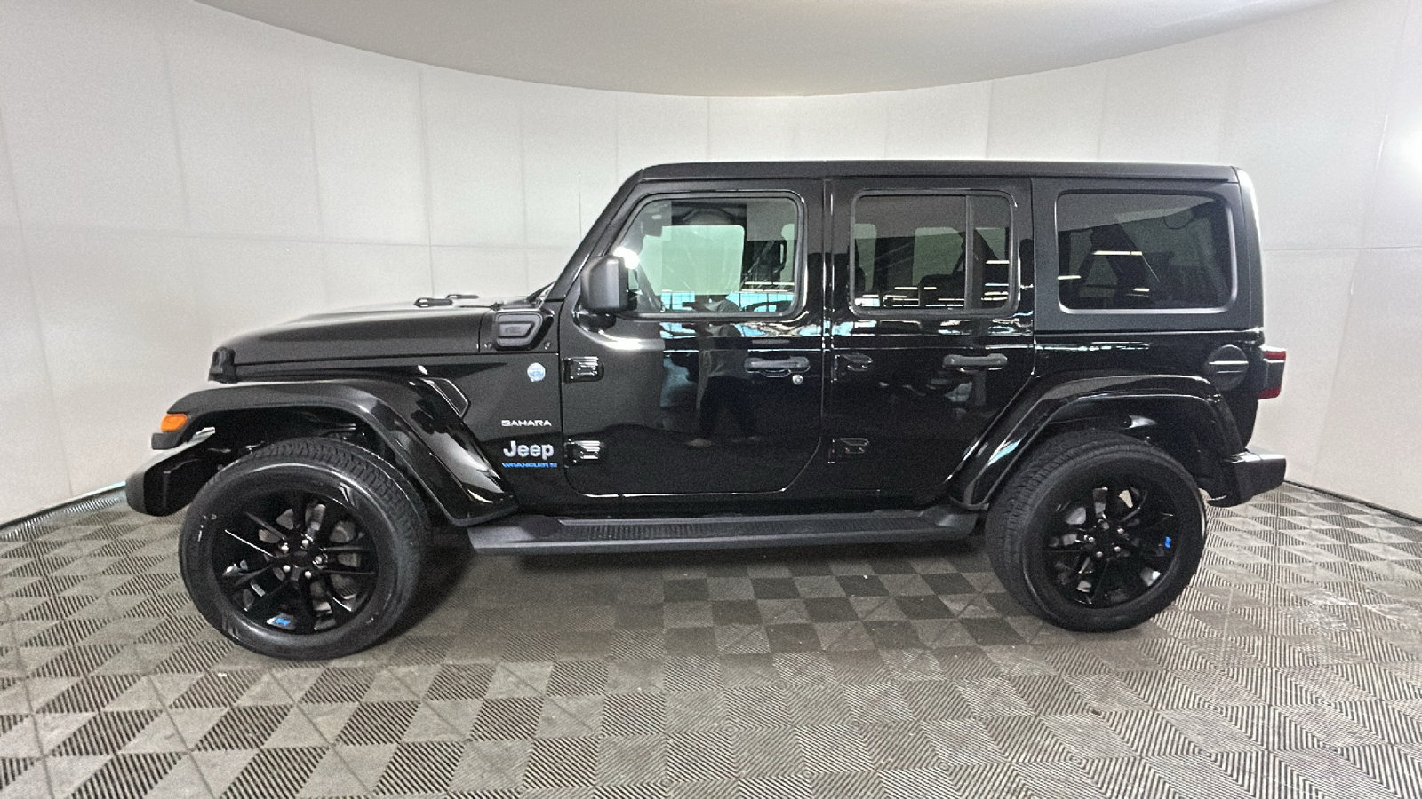 Used 2023 Jeep Wrangler Unlimited Sahara w/ Cold Weather Group AWD/4WD image 7