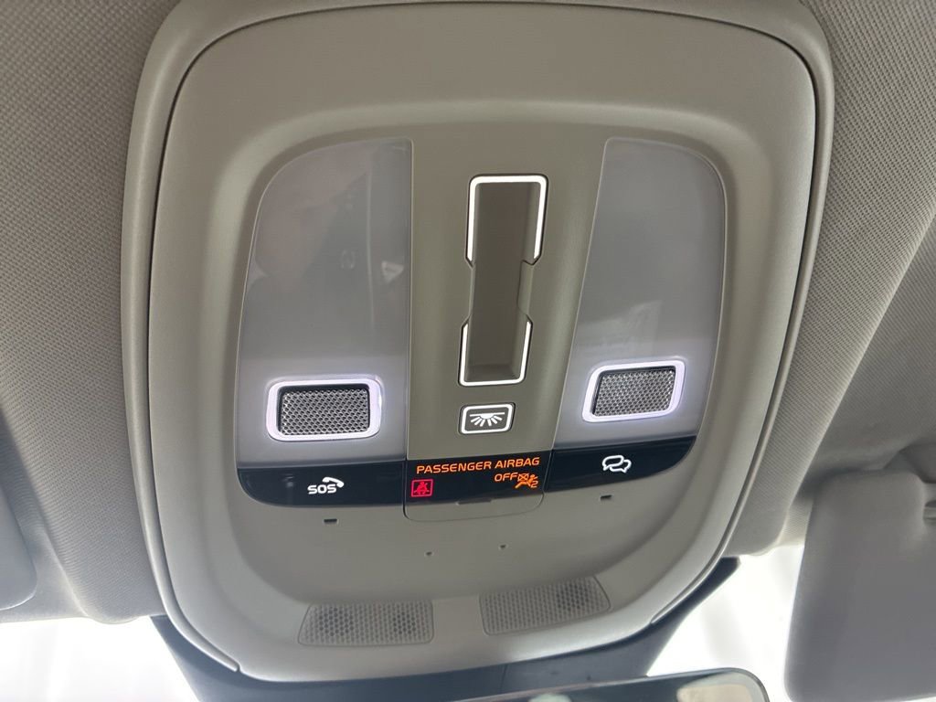 Used 2025 Volvo XC60 B5 Plus image 22