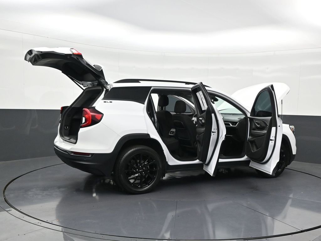Used 2024 GMC Terrain SLE w/ Driver Convenience Package image 31