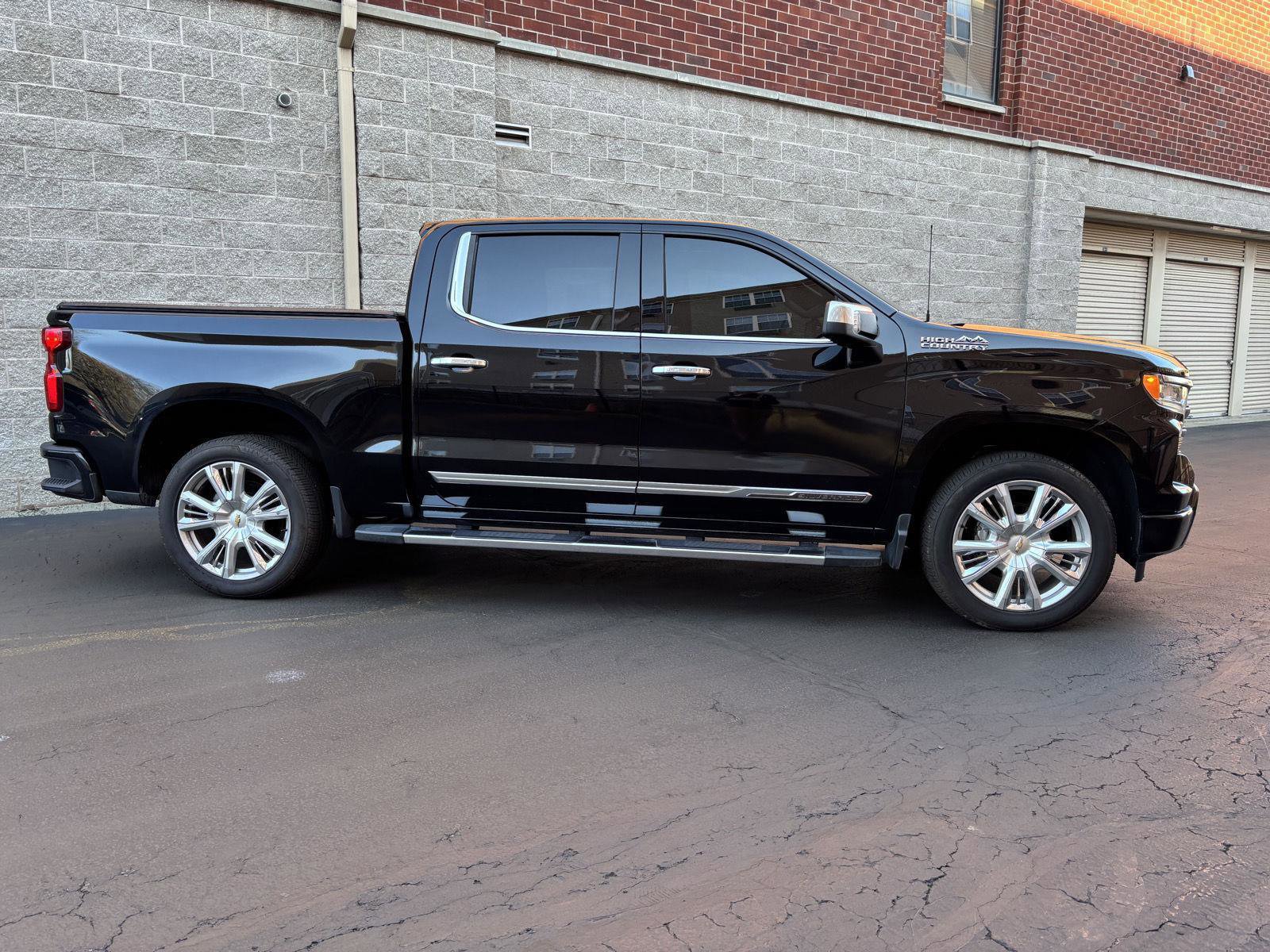 Used 2022 Chevrolet Silverado 1500 High Country w/ High Country Premium Package AWD/4WD image 2