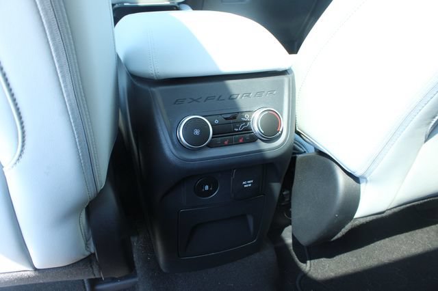 Used 2025 Ford Explorer Platinum w/ Ultimate Package AWD/4WD image 34