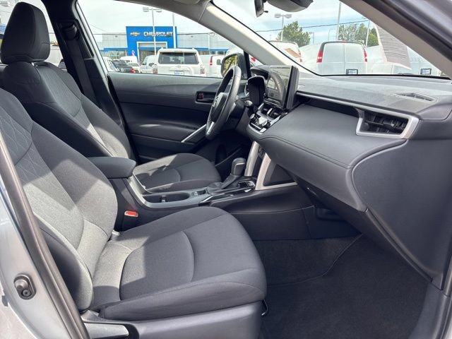 Used 2025 Toyota Corolla Cross LE AWD/4WD image 16