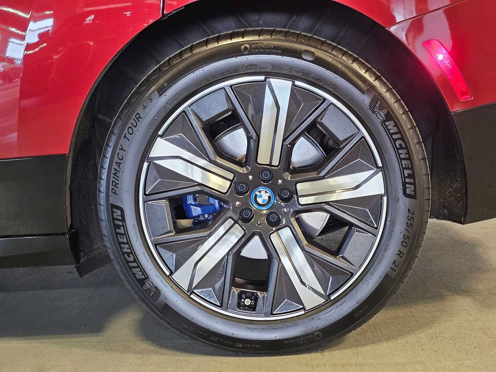 Used 2024 BMW iX xDrive50 w/ Premium Package AWD/4WD image 8