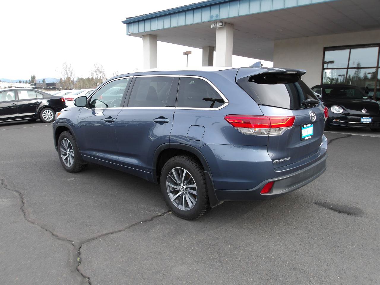 Used 2017 Toyota Highlander XLE w/ Carpet Mat Package AWD/4WD image 3