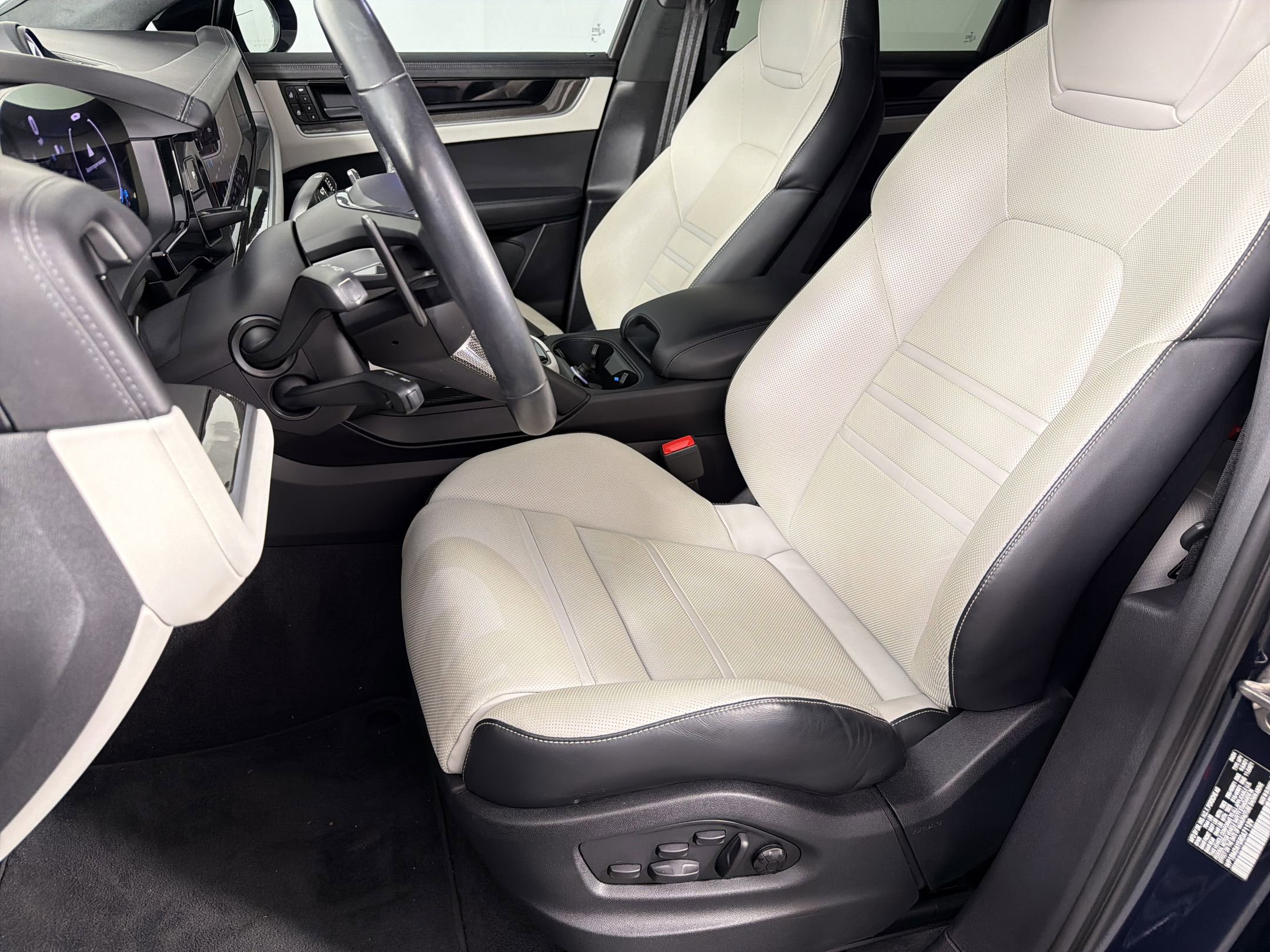 Certified 2024 Porsche Cayenne Turbo AWD/4WD image 5