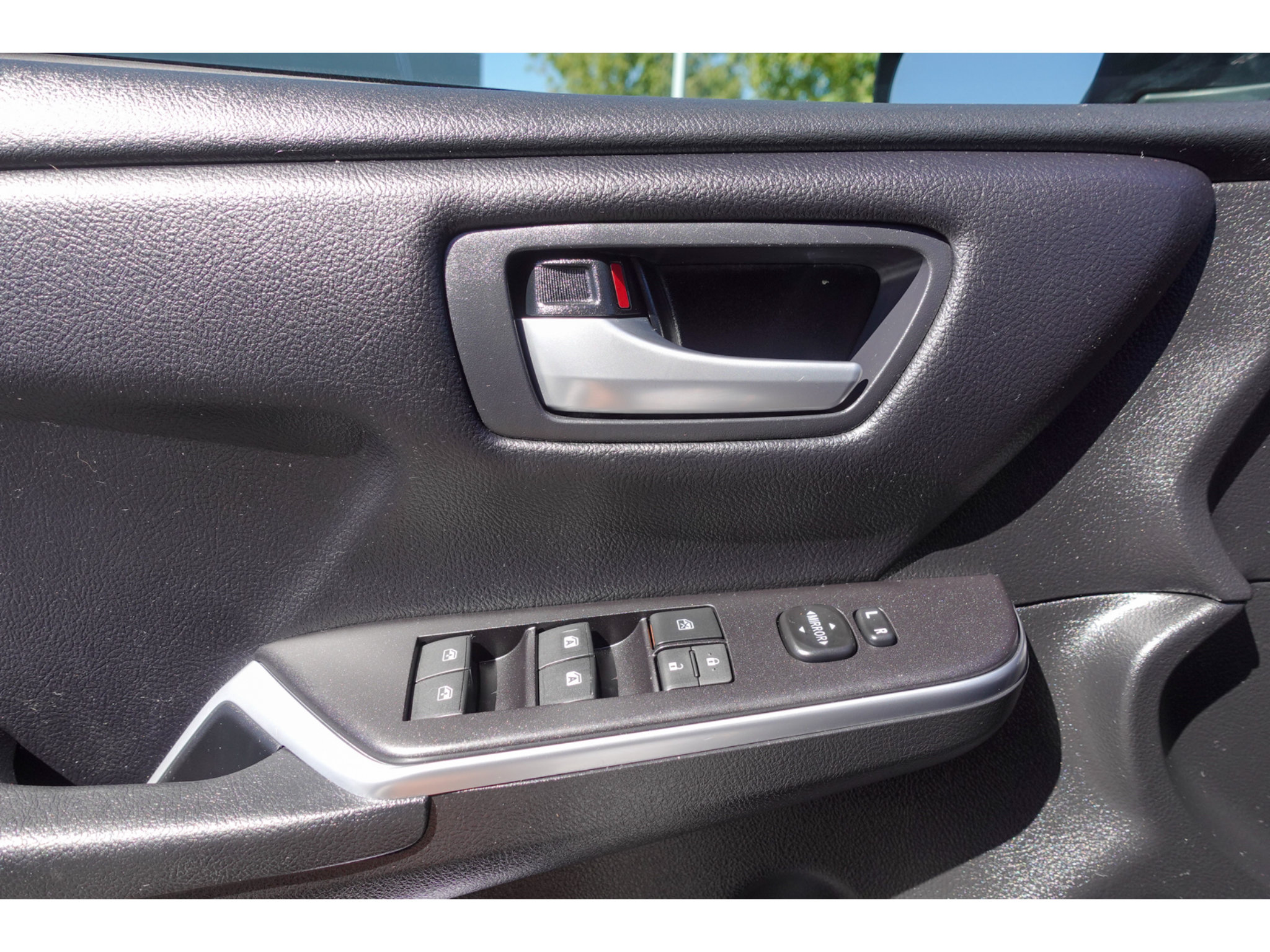 Used 2017 Toyota Camry SE FWD image 11
