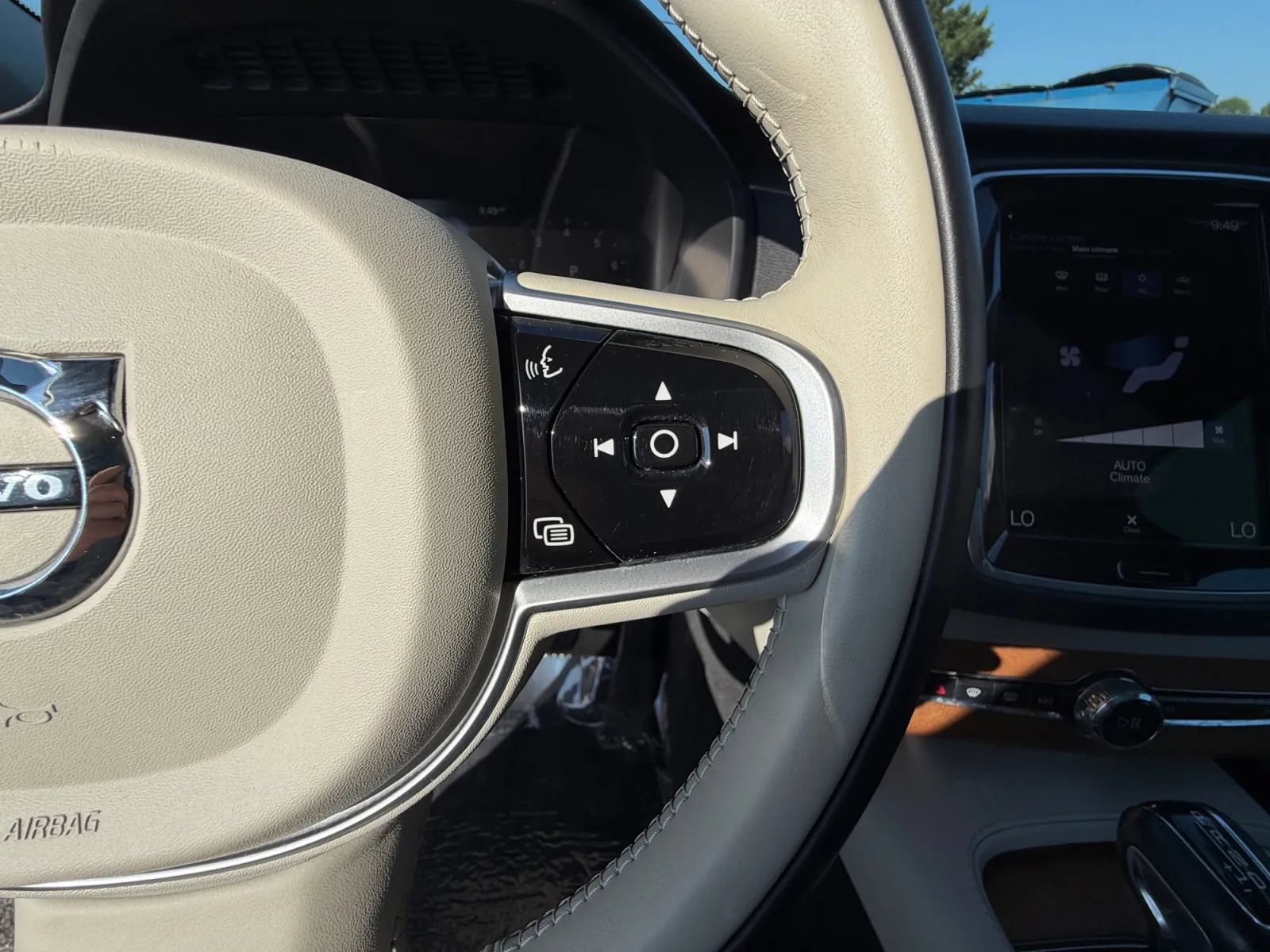 Used 2022 Volvo XC90 T5 Momentum w/ Protection Package Premier FWD image 21