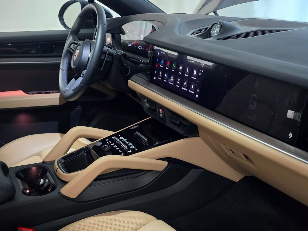 Certified 2025 Porsche Cayenne Coupe AWD/4WD image 29
