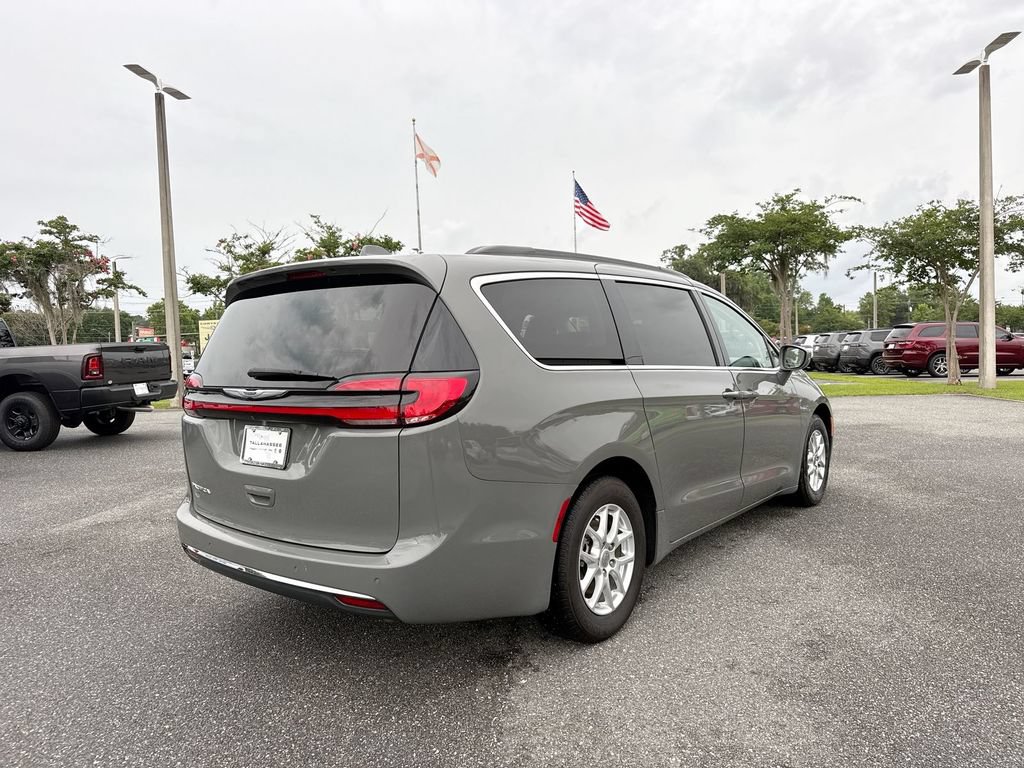 Used 2022 Chrysler Pacifica Touring-L FWD image 3