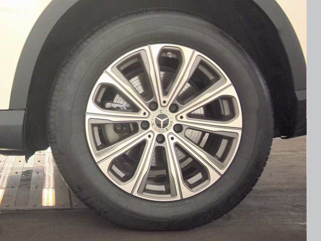 Used 2024 Mercedes-Benz GLC 300 image 9