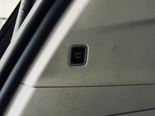 Used 2023 Chrysler Pacifica Touring-L FWD image 13