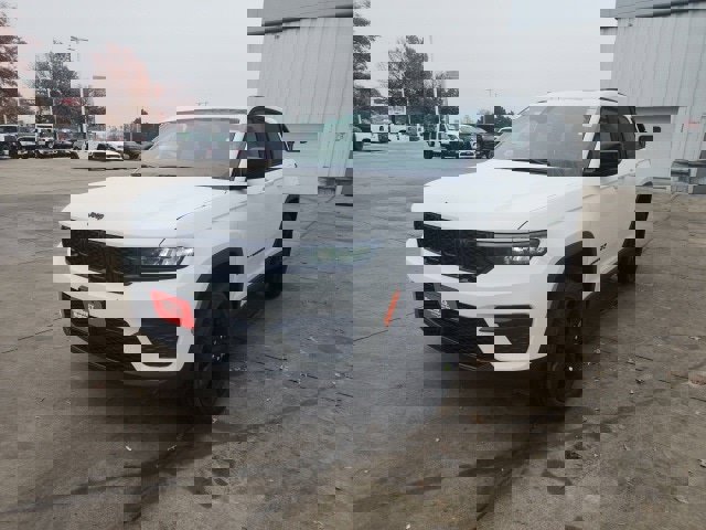 New 2025 Jeep Grand Cherokee Altitude image 3