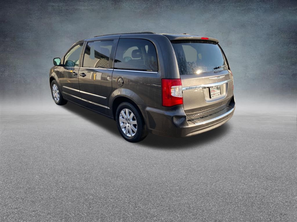 Used 2016 Chrysler Town & Country Touring image 4