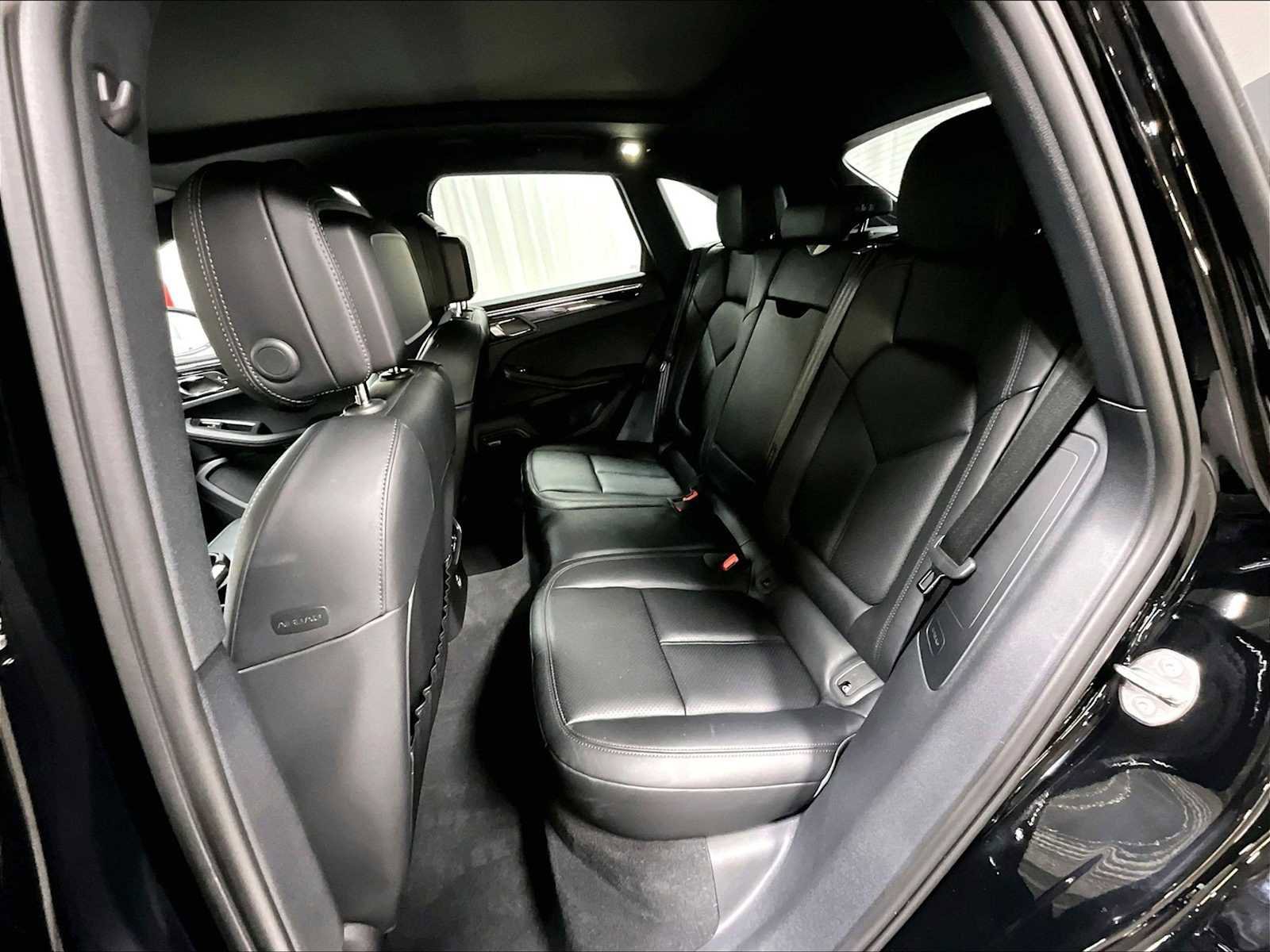 Used 2025 Porsche Macan w/ Premium Package Plus image 31