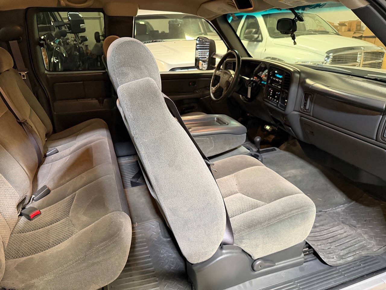 Used 2006 Chevrolet Silverado 2500 LT w/ Skid Plate Package AWD/4WD image 9