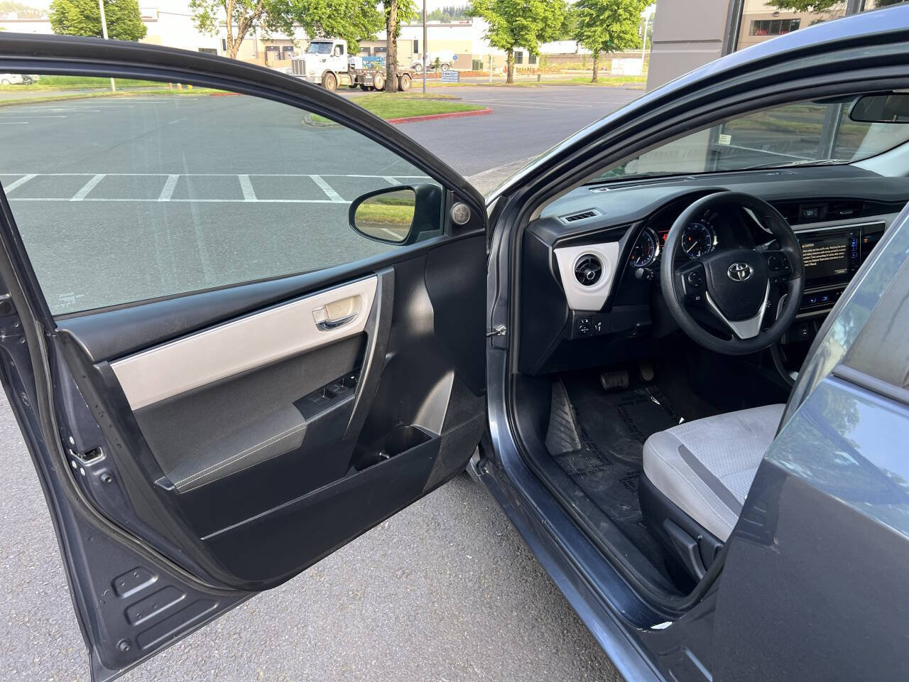Used 2018 Toyota Corolla LE w/ LE Premium Package FWD image 7