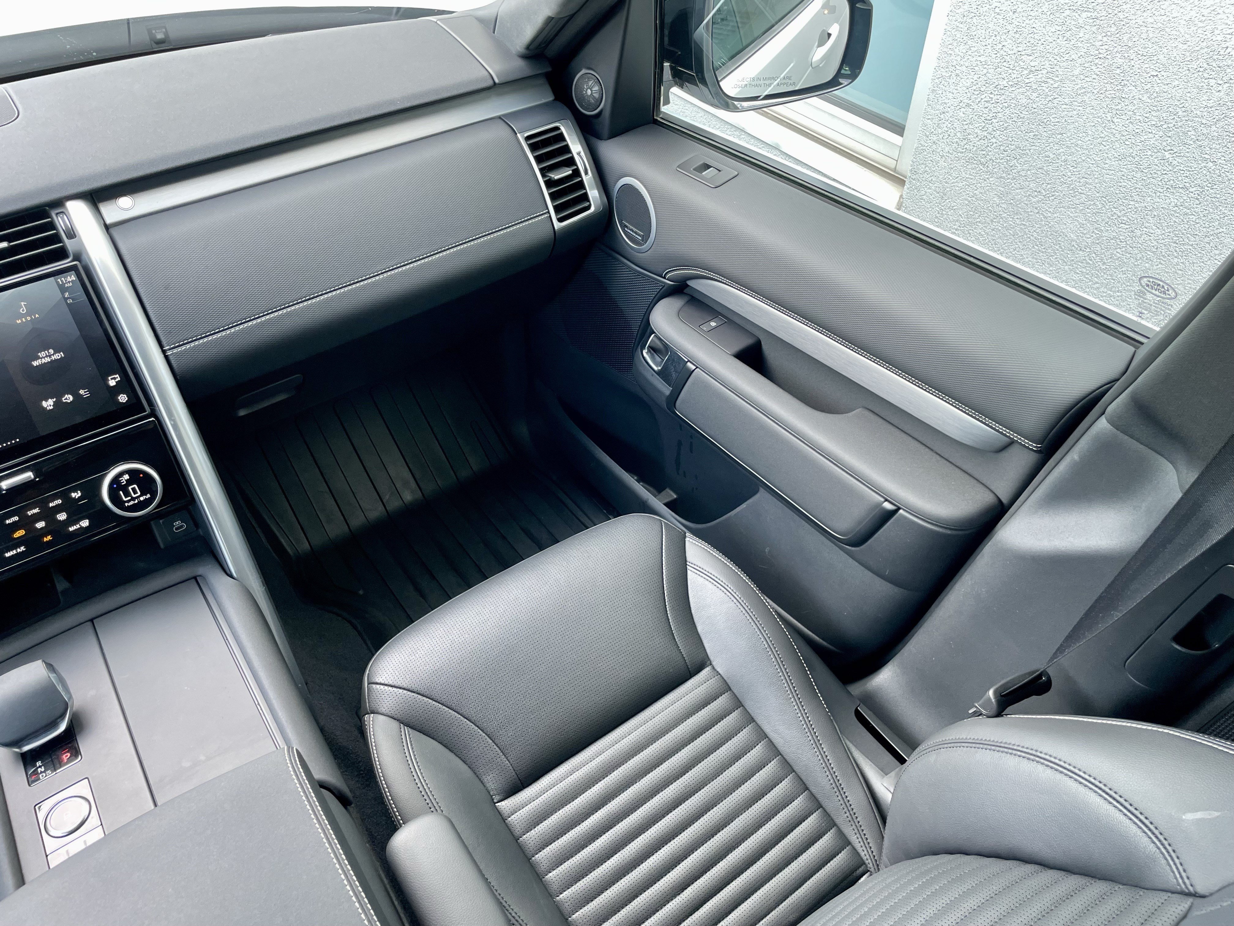 Certified 2025 Land Rover Discovery Dynamic SE AWD/4WD image 18