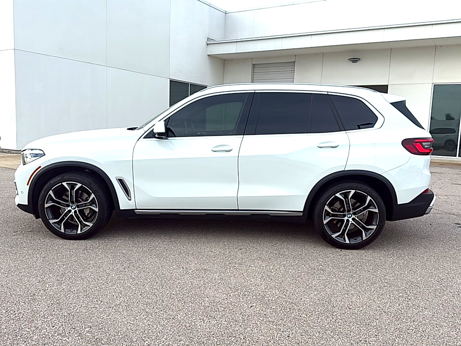 Used 2023 BMW X5 xDrive40i w/ Luxury Seating Package AWD/4WD image 4