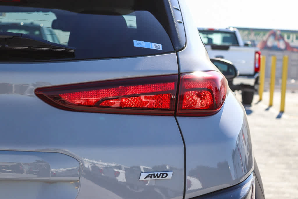 Used 2023 Hyundai Kona SEL AWD/4WD image 9