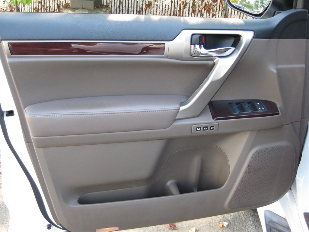 Used 2014 Lexus GX 460 w/ Premium Package AWD/4WD image 12