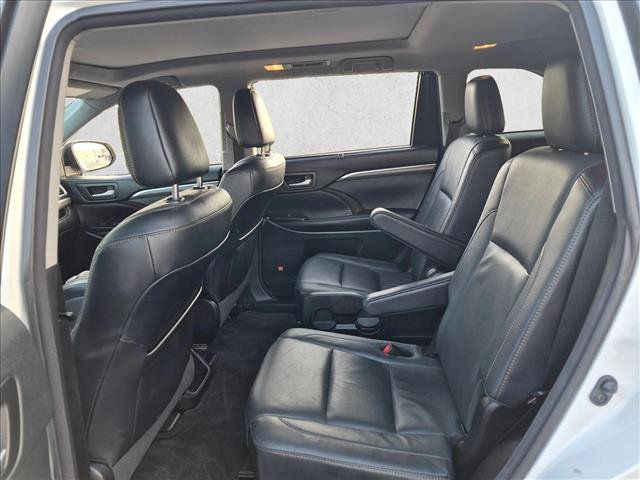 Used 2017 Toyota Highlander Limited Platinum FWD image 16