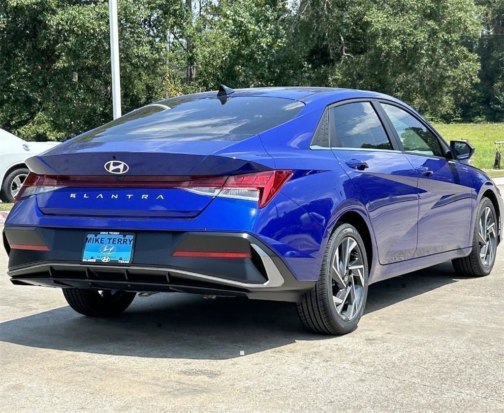 Used 2024 Hyundai Elantra SEL w/ Convenience Package image 14