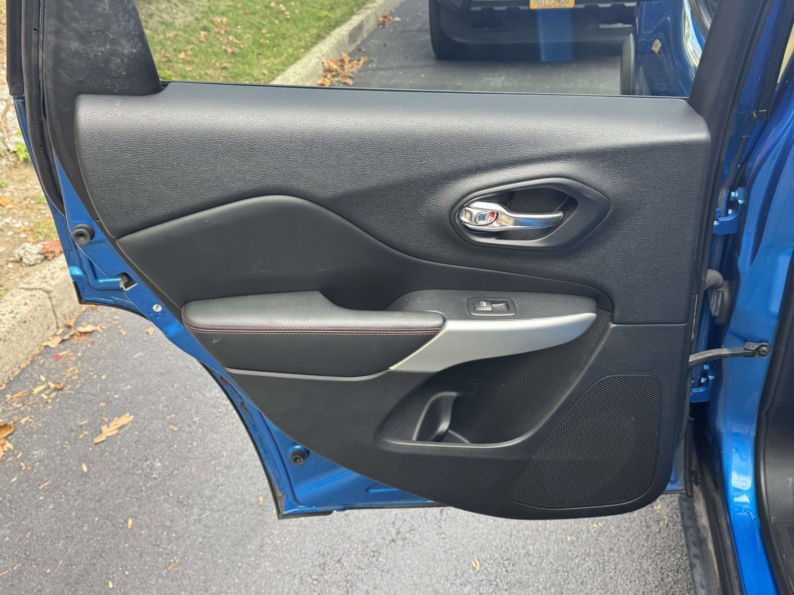 Used 2017 Jeep Cherokee Trailhawk image 11