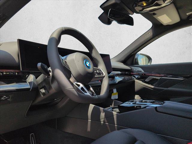 Used 2027 BMW 550e xDrive AWD/4WD image 3
