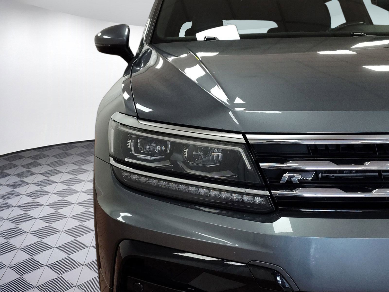 Used 2021 Volkswagen Tiguan SEL Premium R-Line image 10