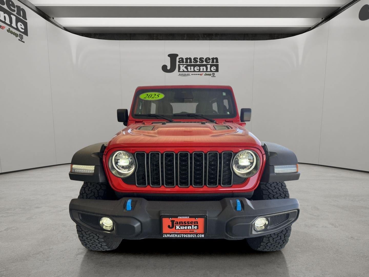 Used 2025 Jeep Wrangler Unlimited Rubicon 4xe w/ Convenience Group AWD/4WD image 4