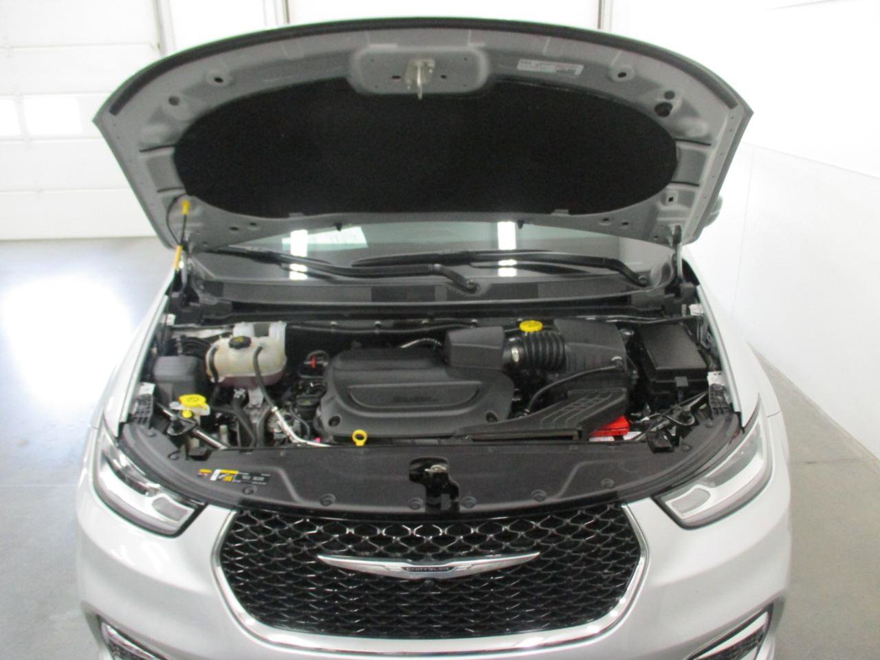 Used 2024 Chrysler Pacifica Touring-L image 32