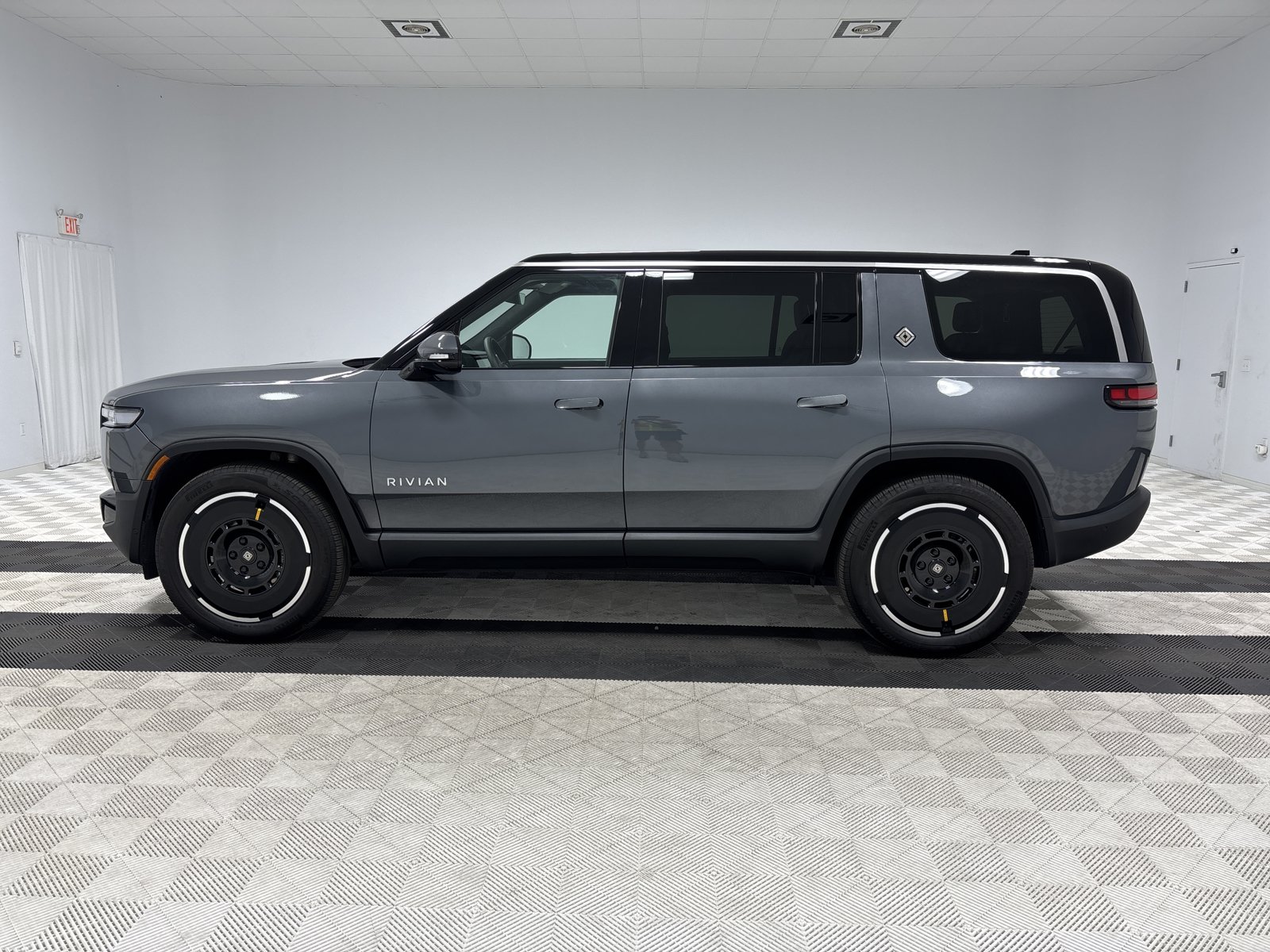 Used 2025 Rivian R1S Adventure AWD/4WD image 2