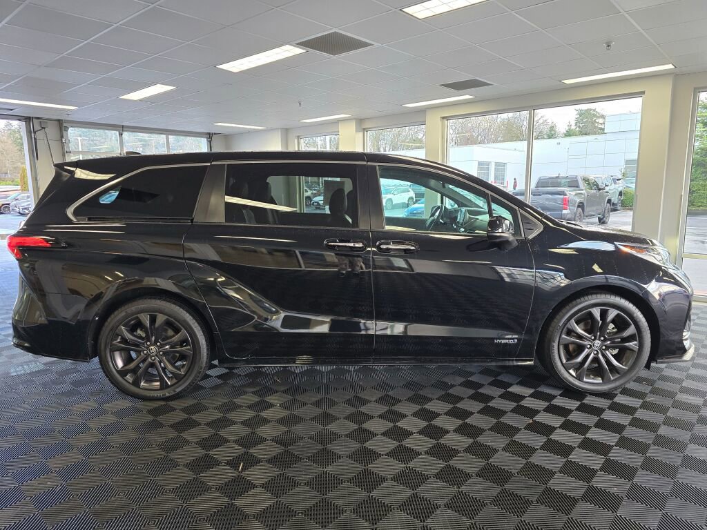 Used 2021 Toyota Sienna XSE image 2