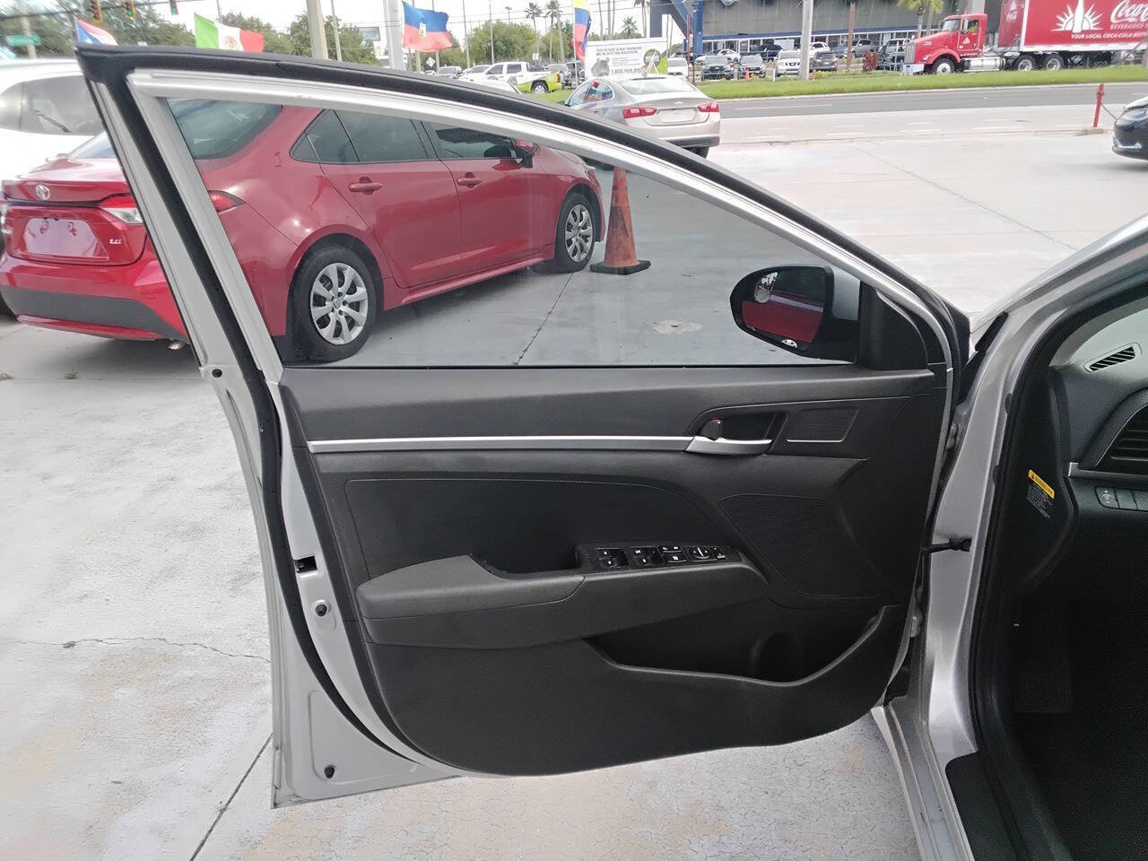Used 2019 Hyundai Elantra SE w/ Cargo Package FWD image 10