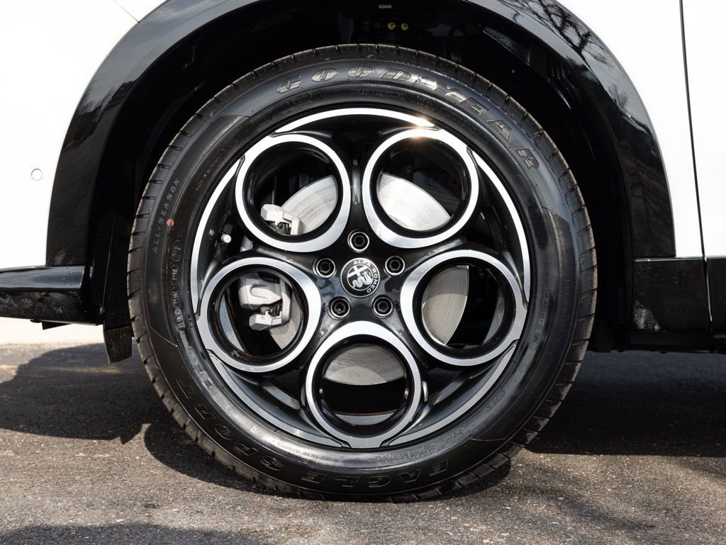 New 2026 Alfa Romeo Tonale w/ Black Premium Package image 68