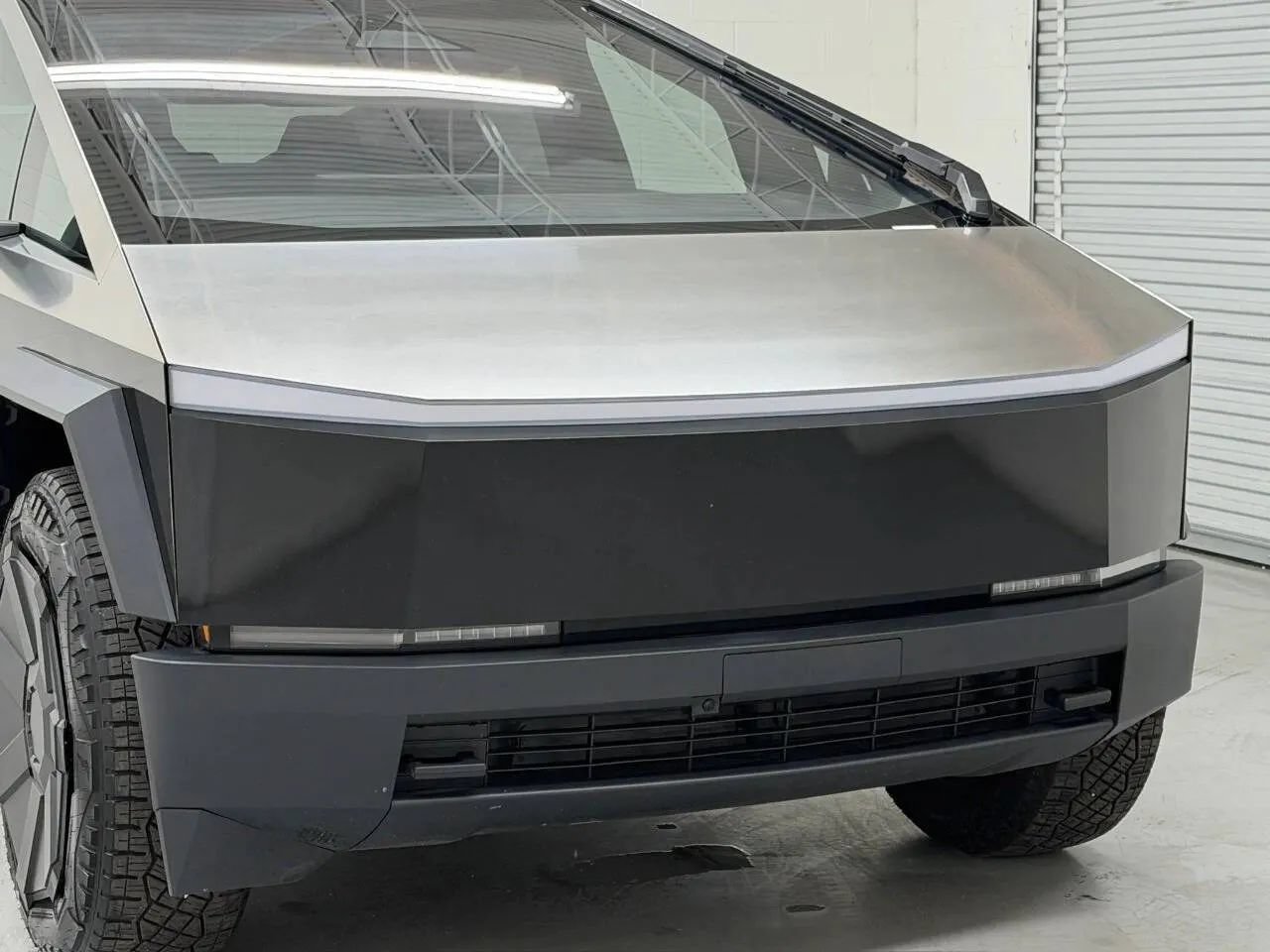 Used 2025 Tesla Cybertruck 2WD Crew Cab image 38