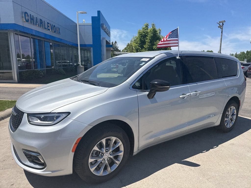 New 2026 Chrysler Pacifica Select AWD/4WD image 1