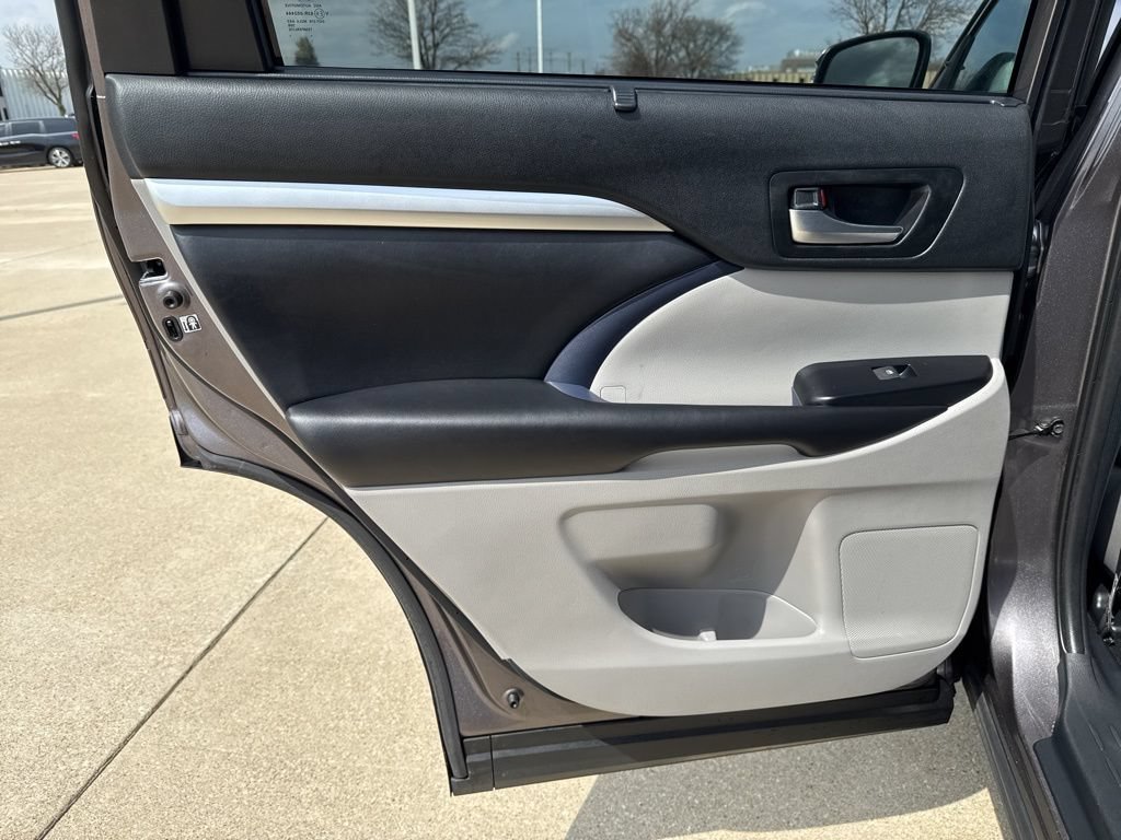 Used 2019 Toyota Highlander XLE AWD/4WD image 19