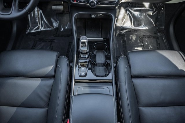 Certified 2025 Volvo XC40 B5 Plus image 28