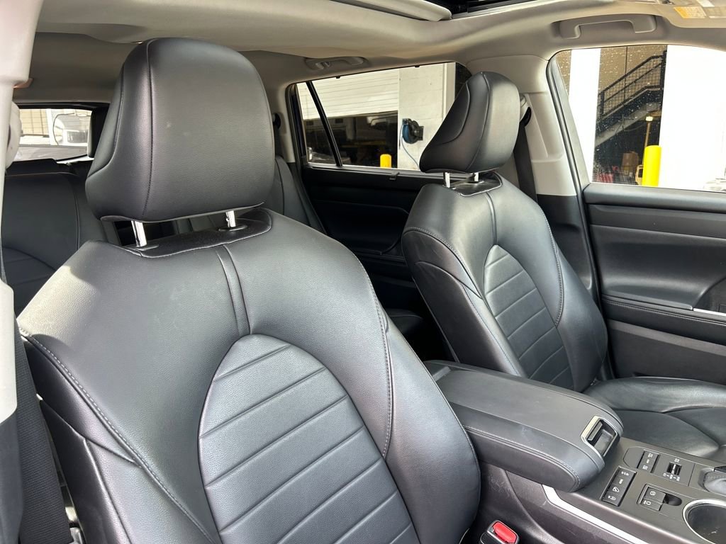 Used 2021 Toyota Highlander XLE image 16