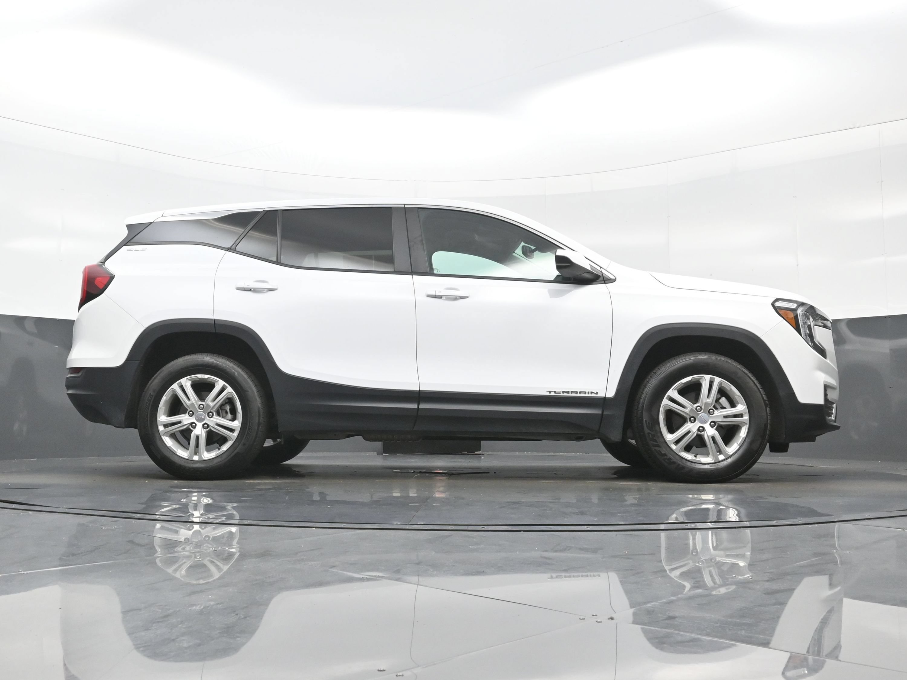 Used 2024 GMC Terrain SLE AWD/4WD image 30