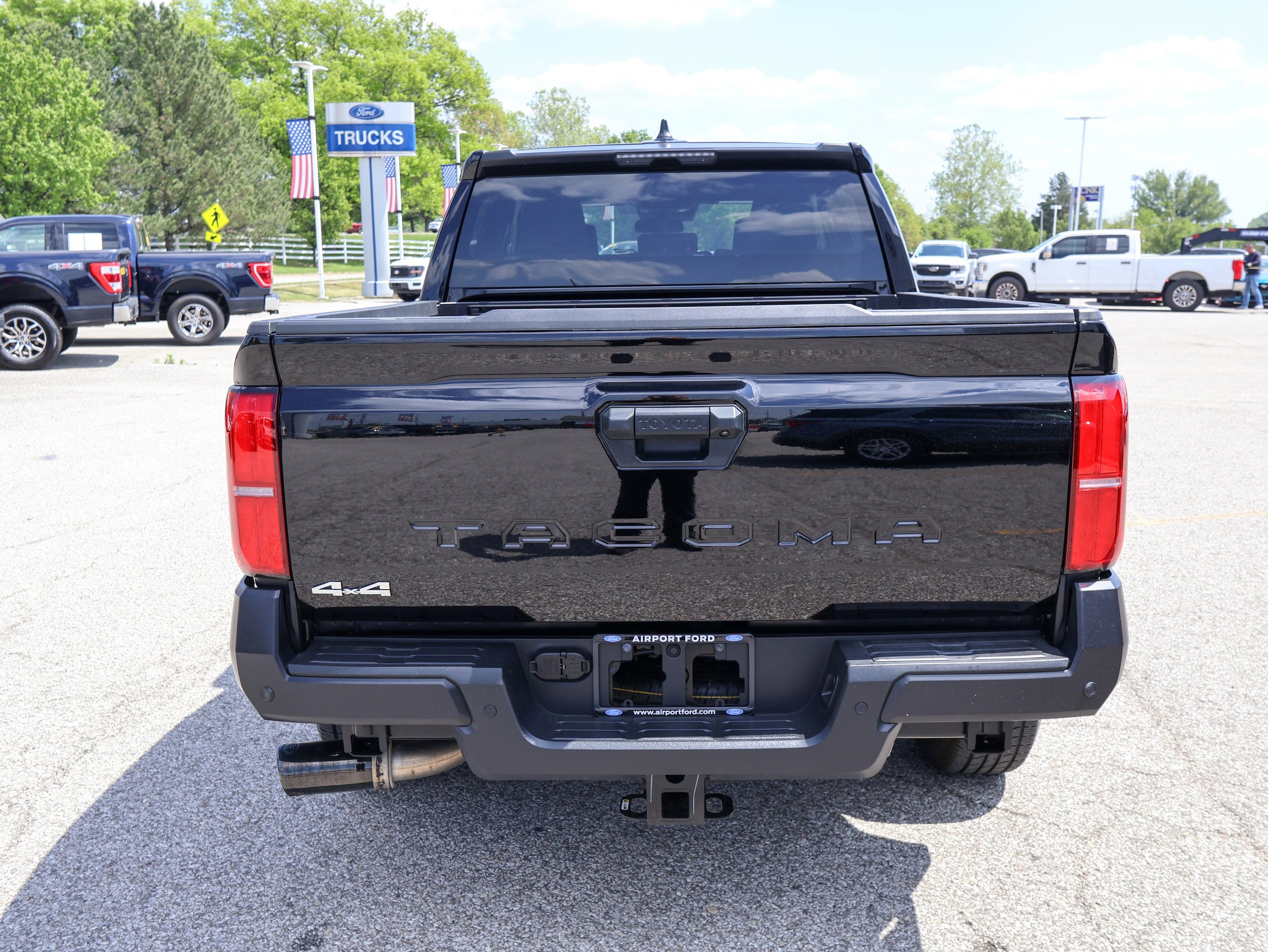 Used 2025 Toyota Tacoma SR w/ SR Upgrade Package AWD/4WD image 4