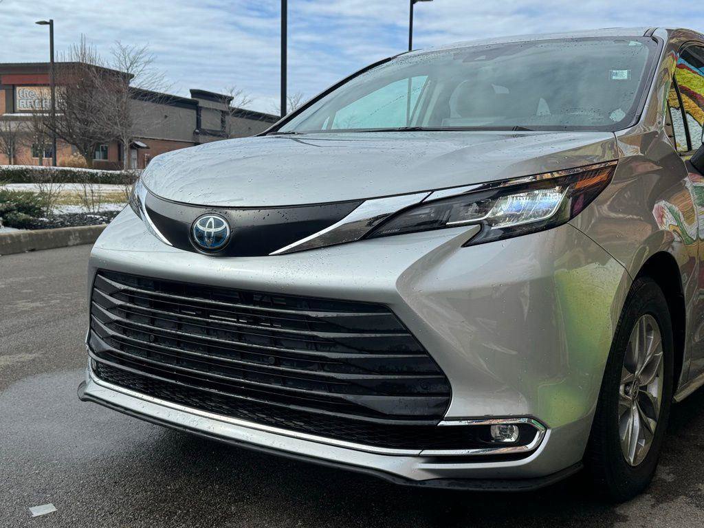 Used 2022 Toyota Sienna XLE image 3