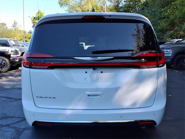 New 2026 Chrysler Pacifica Select image 4