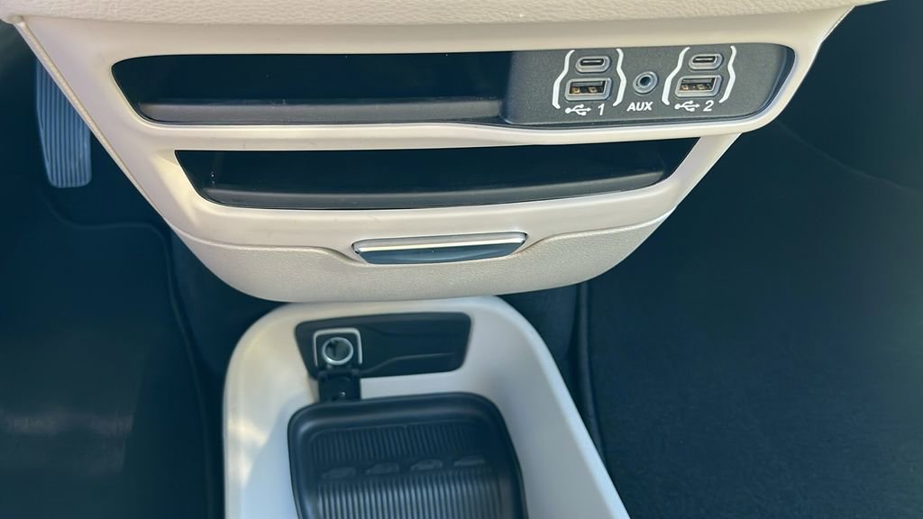 Used 2024 Chrysler Pacifica Touring-L image 24