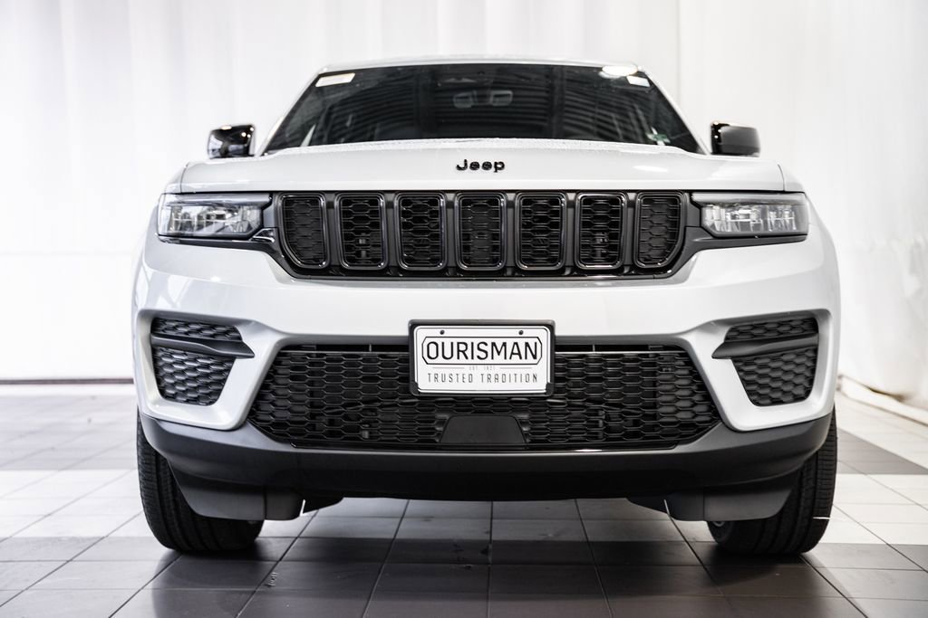 New 2025 Jeep Grand Cherokee Altitude image 2