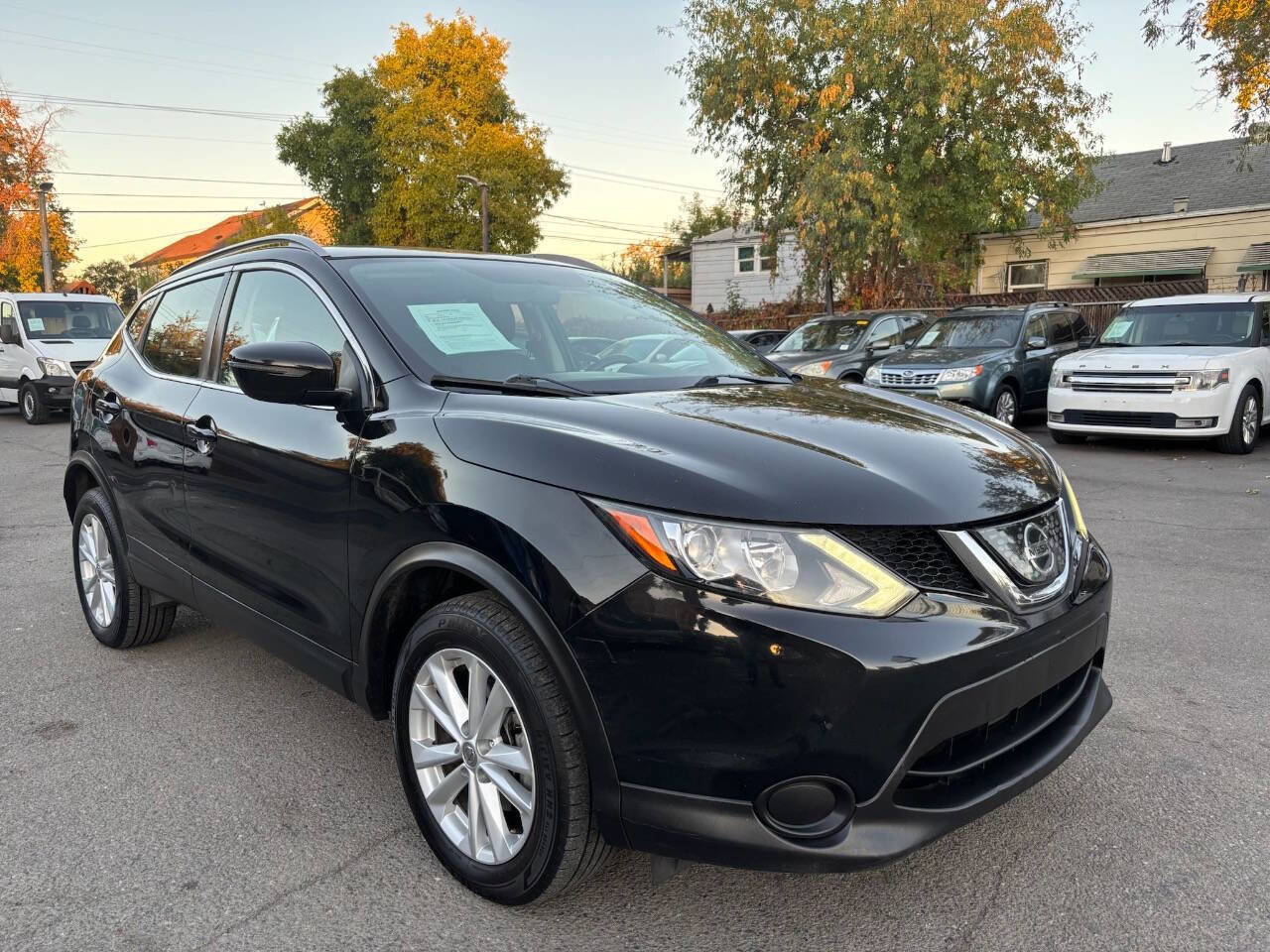 Used 2018 Nissan Rogue Sport SV image 2
